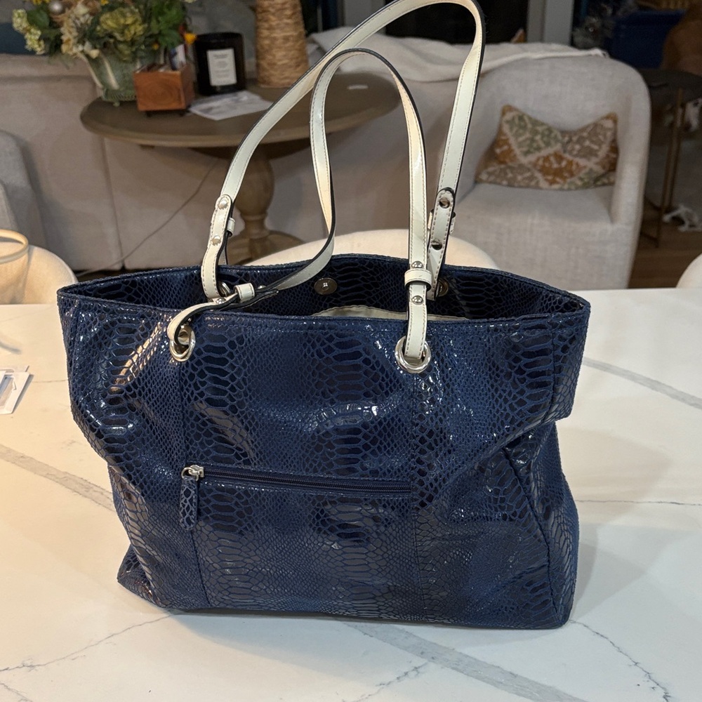 Navy leather Pelle tote handbag.